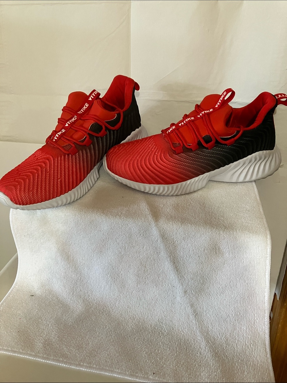 Vitike Men’s Sz 40 (US 7) Athletic Red & Black w/Ribbed/Wave Mesh Uppers